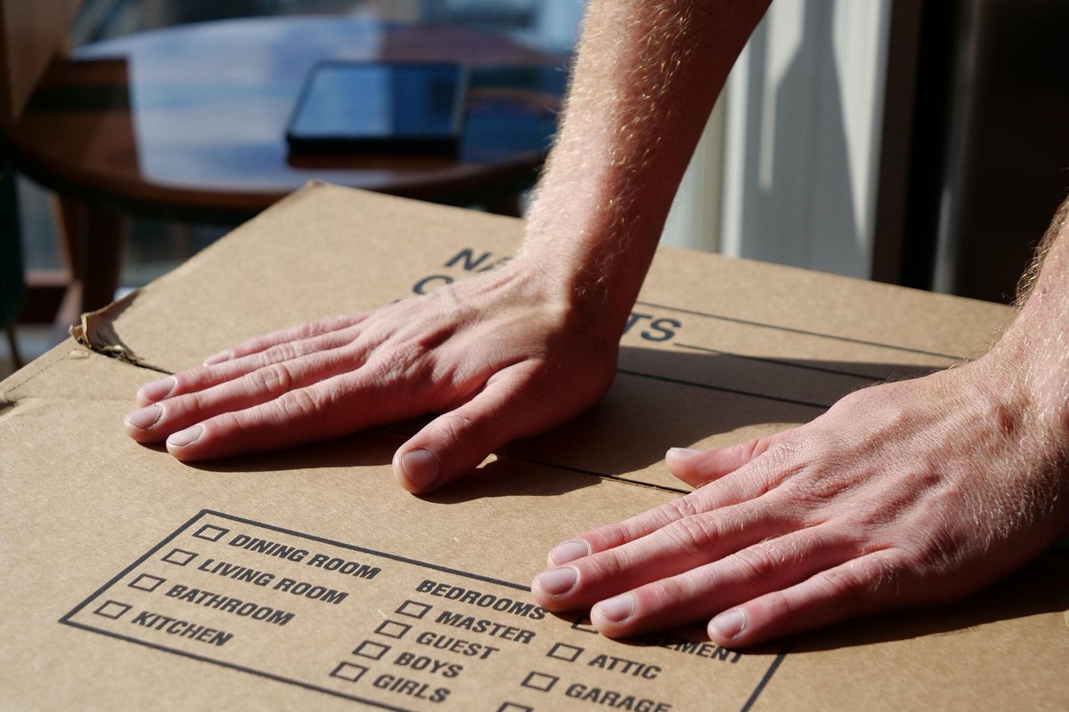 Simplify your move with efficient packing. Start early, declutter first, label boxes by room, and safeguard fragile items with proper padding. Happy moving! 📦✨ #MovingTips #PackingHacks #HomeMoving