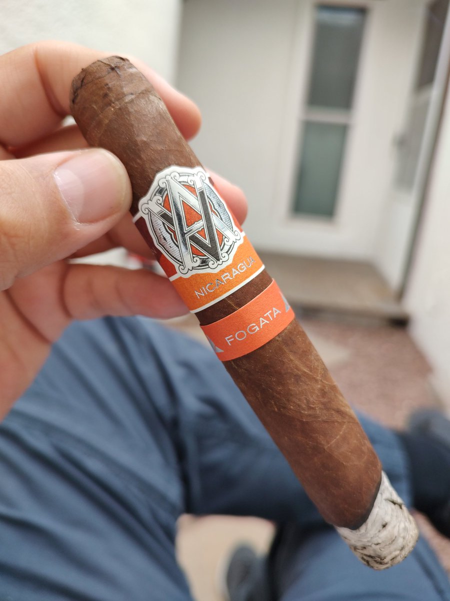 🧡Avo Nicaragua Fogata🏕️
Hope everyone has a wonderful week.  Smoke'em if you got'em. 🗣️💨
#Cigar #cigarlife #cigarsmoker #nowsmoking #botl #sotl @CigarAficMag @CigarAdvisor @Cigars_Daily @CigarsIntl @CigarWorld  @FamousSmokeShop @cigarsnobmag @cigarspirits @AvoCigars