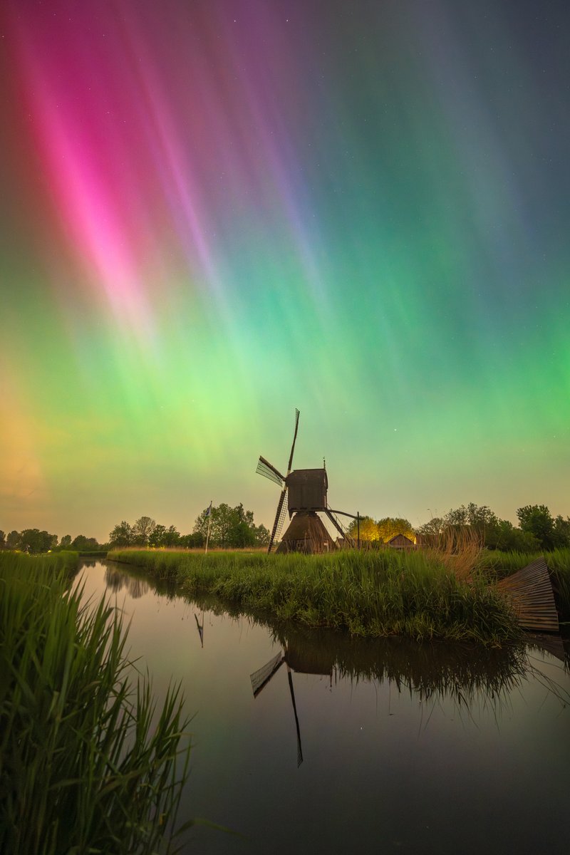 I did a full write up of my windmill with aurora photos from last weekend with more photos and video! You can read it on my website: albertdros.com/post/photograp…
