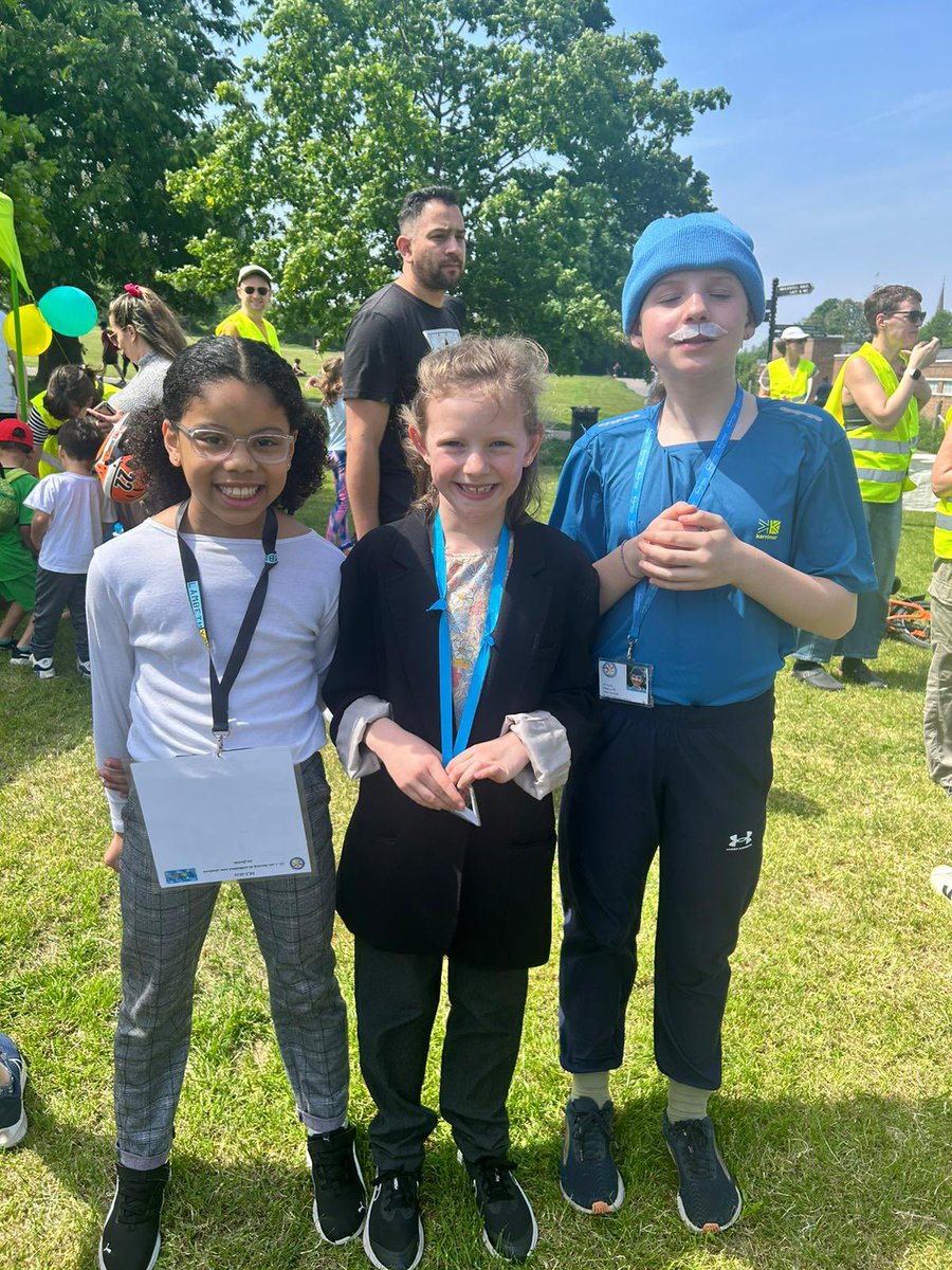 What an incredible @stjudeslambeth FUN RUN 🏃‍♀️ 

Brilliant to get the school community together to raise funds and have a great time! Lots of the ‘teachers’ turned up too 🤪

#Lambeth #HerneHill 

HUGE THANKS to Hill Opticians for sponsoring the medals 🥇 

instagram.com/hill_optician?…