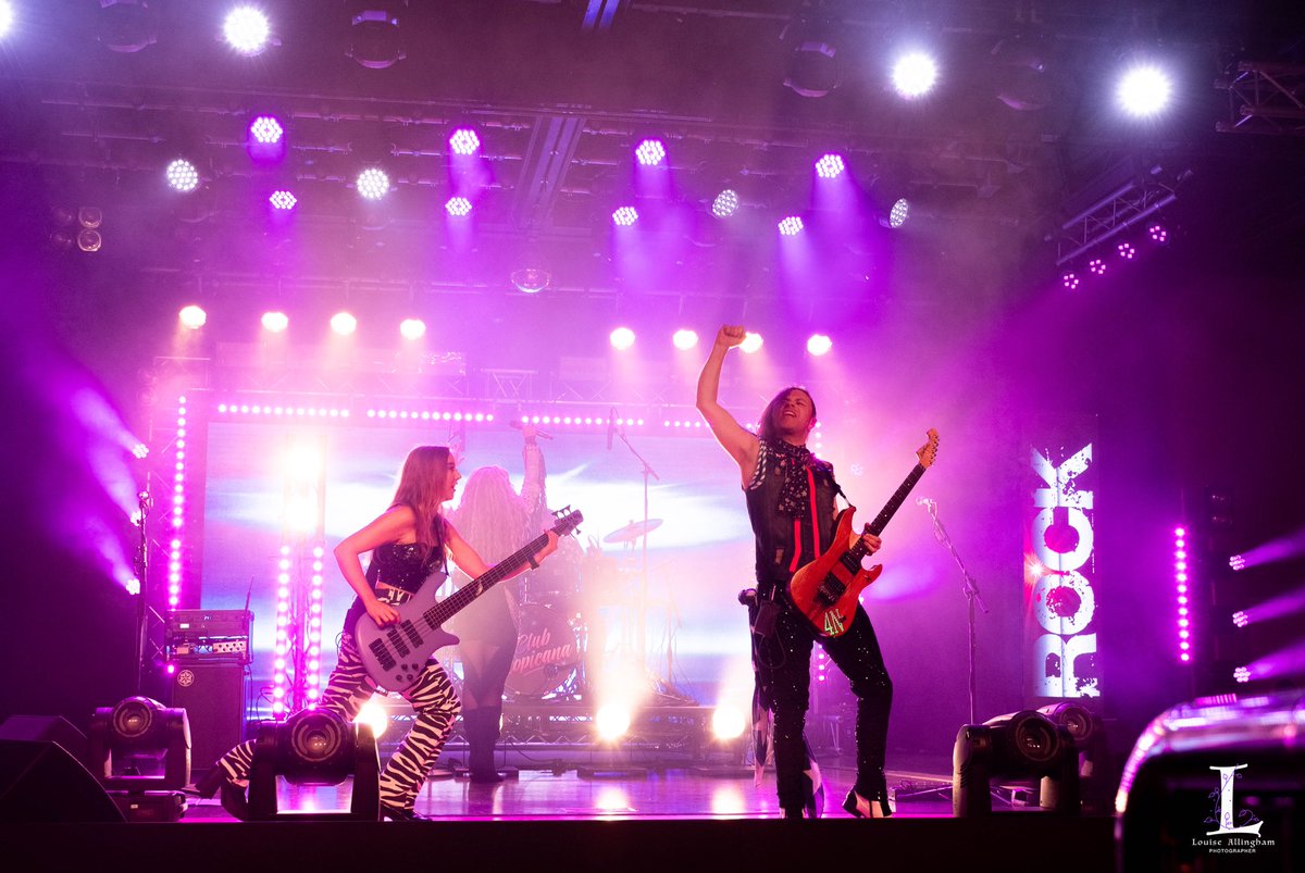 When we perform at Club Tropicana.....everybody descends on Skegness and we proceed to shake the foundations of the Lincolnshire coastline!

Thank You one and all for making it another fantastic night!
Rockin out with us from start to finish! 

Till the next time, Keep it RETRO!