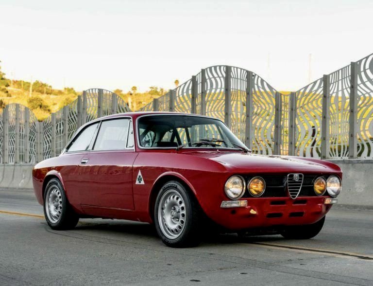 What a cool build! 🍀 #Alfa #AlfaRomeo #AlfaRomeoGiulia #Quadrifoglio #Classiccars #History #GTA