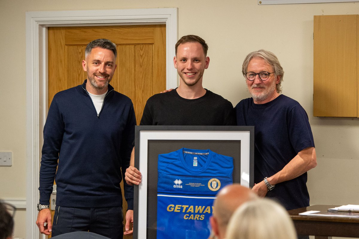 🏆𝐓𝐞𝐧 𝐘𝐞𝐚𝐫 𝐋𝐨𝐧𝐠 𝐒𝐞𝐫𝐯𝐢𝐜𝐞 𝐀𝐰𝐚𝐫𝐝 Joe White (@joewhite_17) was presented with a framed 23-24 shirt for 10 years service to the club since his debut, presented by Manager Cole Skuse and Russell Osman.
