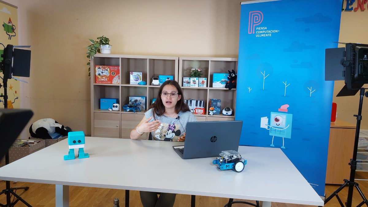 📽️Continuamos con las grabaciones de los materiales de la Acción 1 del proyecto #PiensaComputacionULLmente 🤖🧠
La técnico Yaiza Martín explicó distintas actividades relacionados con secundaria basándose en la iniciativa CSpathshala👧👦