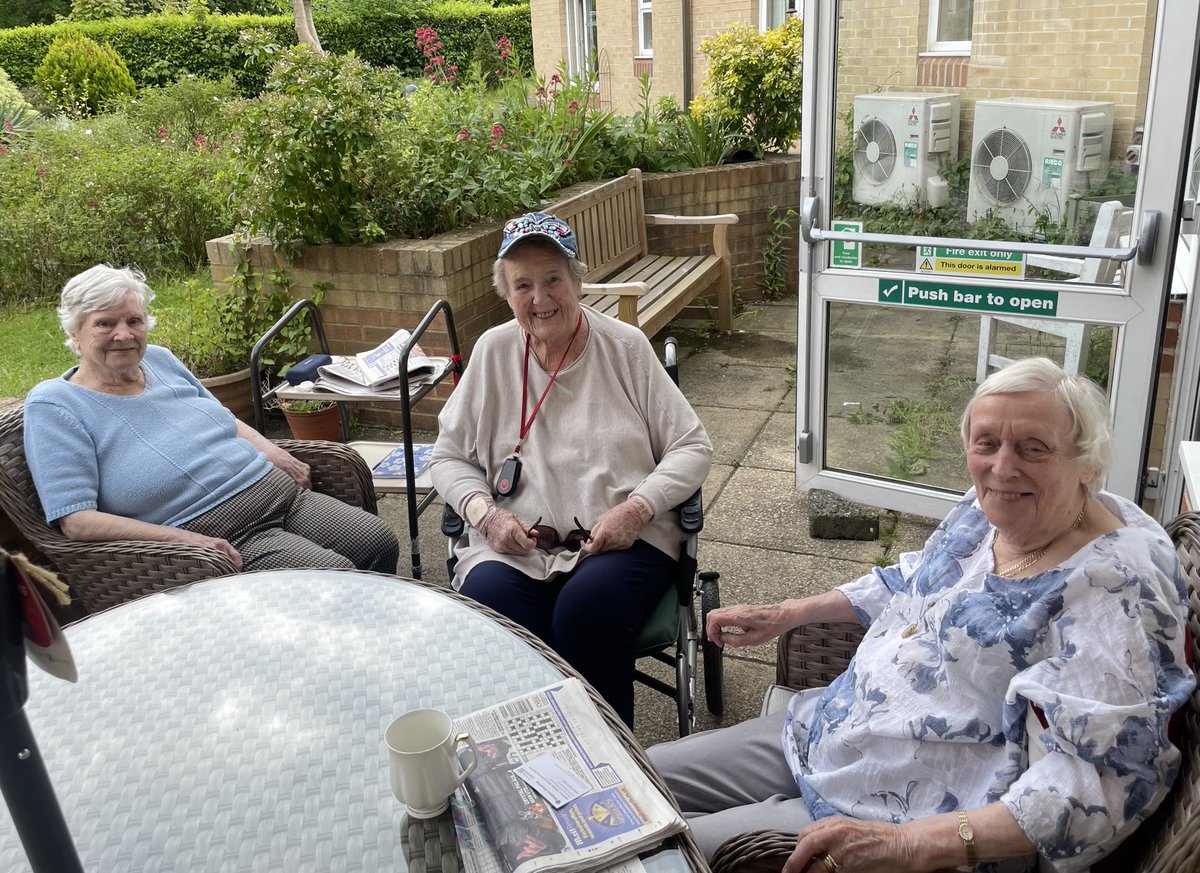Ella, Elizabeth and Joyce enjoying an afternoon chat in the sunshine 🌞 ⁦<a href="/AnchorLaterLife/">Anchor</a>⁩