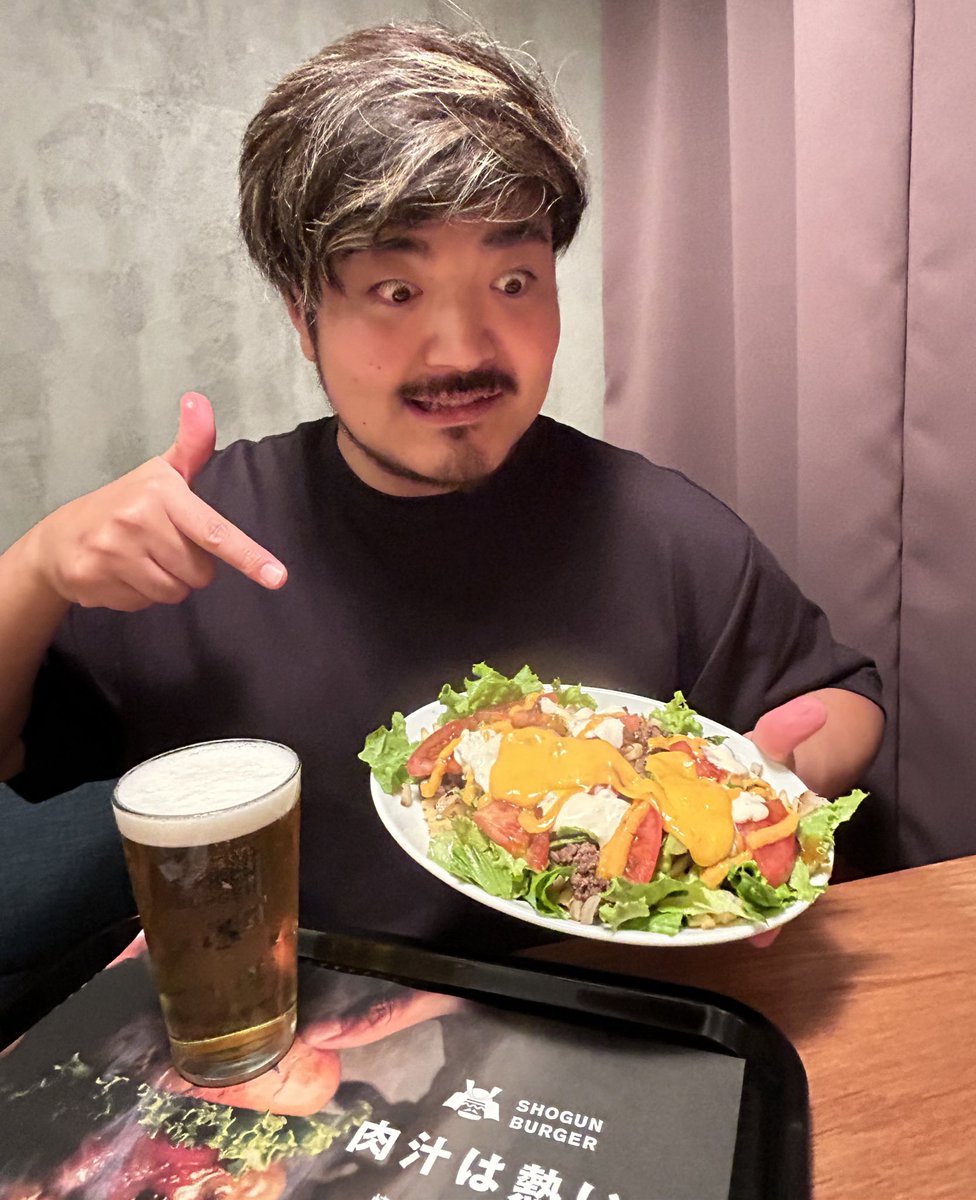 potatomanjapan's tweet photo. 【大告知 第1弾】
芋好きフォロワーさんにお知らせです。本日から和牛ハンバーガーで有名SHOGUN BURGERさんの浅草店限定でポテトマン山下プロデュースのSHOGUNローディットポテトが発売しました。肉汁溢れる和牛パティをミンチ焼きにし、カリカリワッフルフライに乗せた最高の一品です。ジョブチューンなどのTVでも引っ張りタコのあの有名な扇谷シェフにも協力を頂いた最強の共作です。まだまだ序章、第2弾も目下準備中です。食べたい人はRT!!!