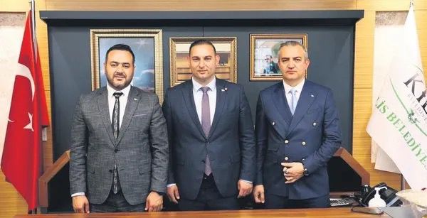 CHP’de liyakat skandalları bitmiyor CHP'den Kilis Belediye Başkanı seçilen Hakan Bilecen, belediyede farklı birimlerinde çalışan eniştesi Atila Yıldırım'ı başkan yardımcısı yaptı.
