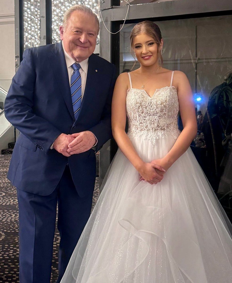 phitchener9's tweet image. Always good to meet the debutantes, their escorts, families and friends at a Debutante Ball… did you make your debut? When and where? An experience you’ll never forget? #bestevents #mostfun #positive #events #debutanteballs