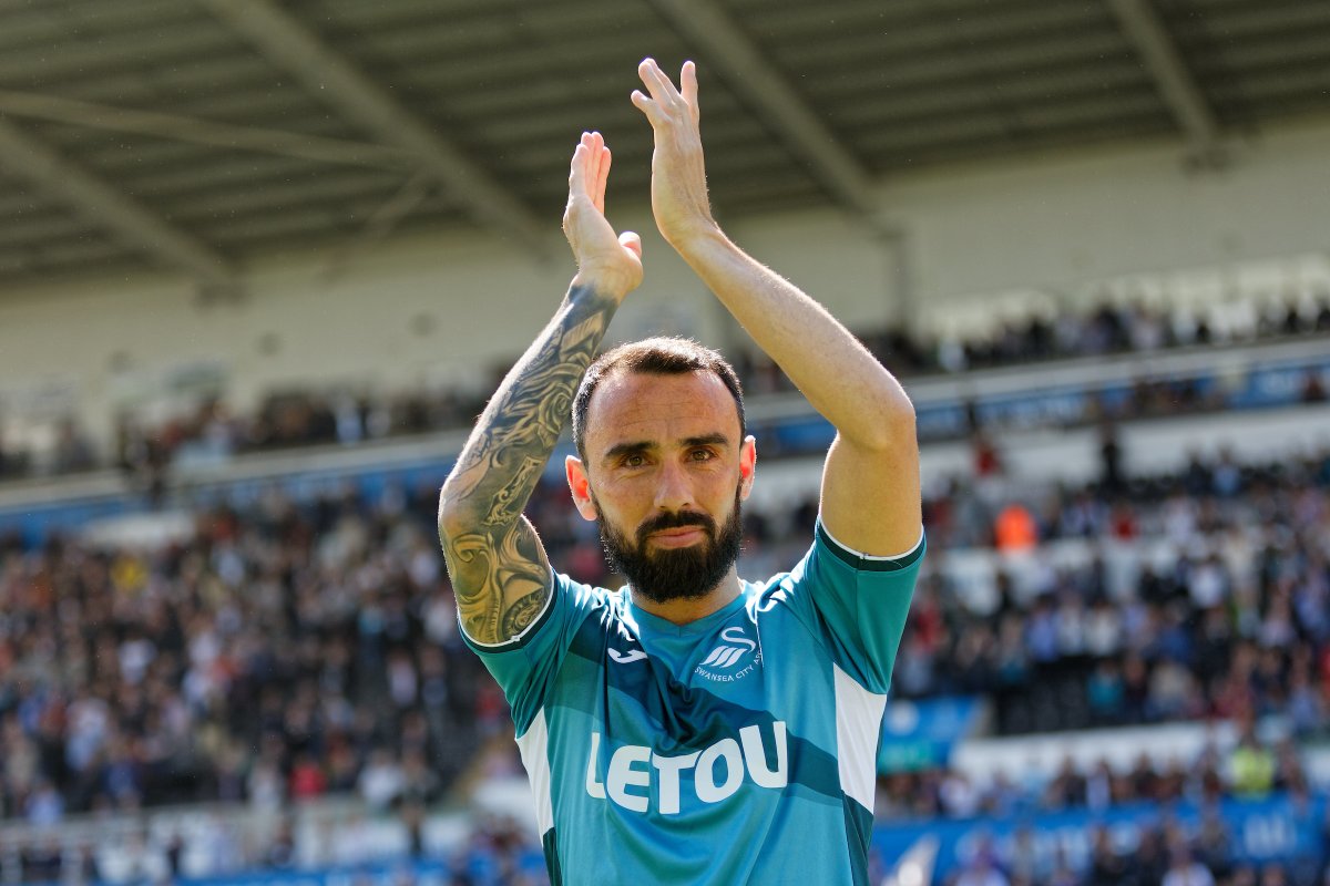 Legend. Leon Britton played his last game for the Swans #OnThisDay in 2⃣0⃣1⃣8⃣ after announcing his retirement 🖤🤍