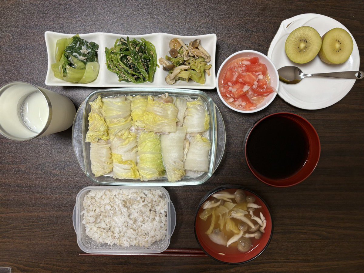 sc_sagamihara's tweet photo. 🍚ꕀꕀꕀꕀꕀ

 #今日のカワシの晩御飯

　　　　    ꕀꕀꕀꕀꕀꕀ 🍽️

こんばんは！#川島康暉 選手の自炊メニューをお届けします👨‍🍳

💬「ポイントは、メニューは多いんですけど副菜は作り置きしてあるので出すだけ！豚ロースと白菜の酒蒸しもレンジしか使ってないので、簡単に調理して作ったところです！」

📒メニュー
麦ご飯
味噌汁
豚ロースと白菜の酒蒸し
青梗菜としらすのおひたし
ほうれん草の胡麻和え
ブロッコリーとしめじのナムル
トマトと玉ねぎのマリネ
キウイフルーツ
牛乳

@fc_gk20 
#SC相模原 || #SCS
#タカサカメラ