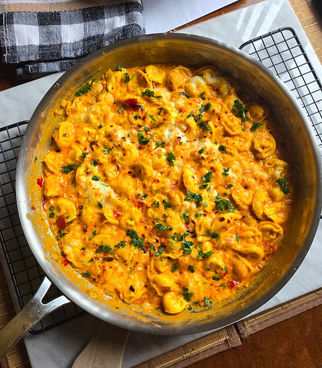 thehappyveg.ca/recipes/creamy… Head to the blog for my Creamy Tomato Tortellini Skillet with Broiled Mozz. Minimal ingredients / prep and maximum flavour. <3 #vegetarian #pasta #meatlessmonday #RecipeOfTheDay #goodeats #happyvegrecipes