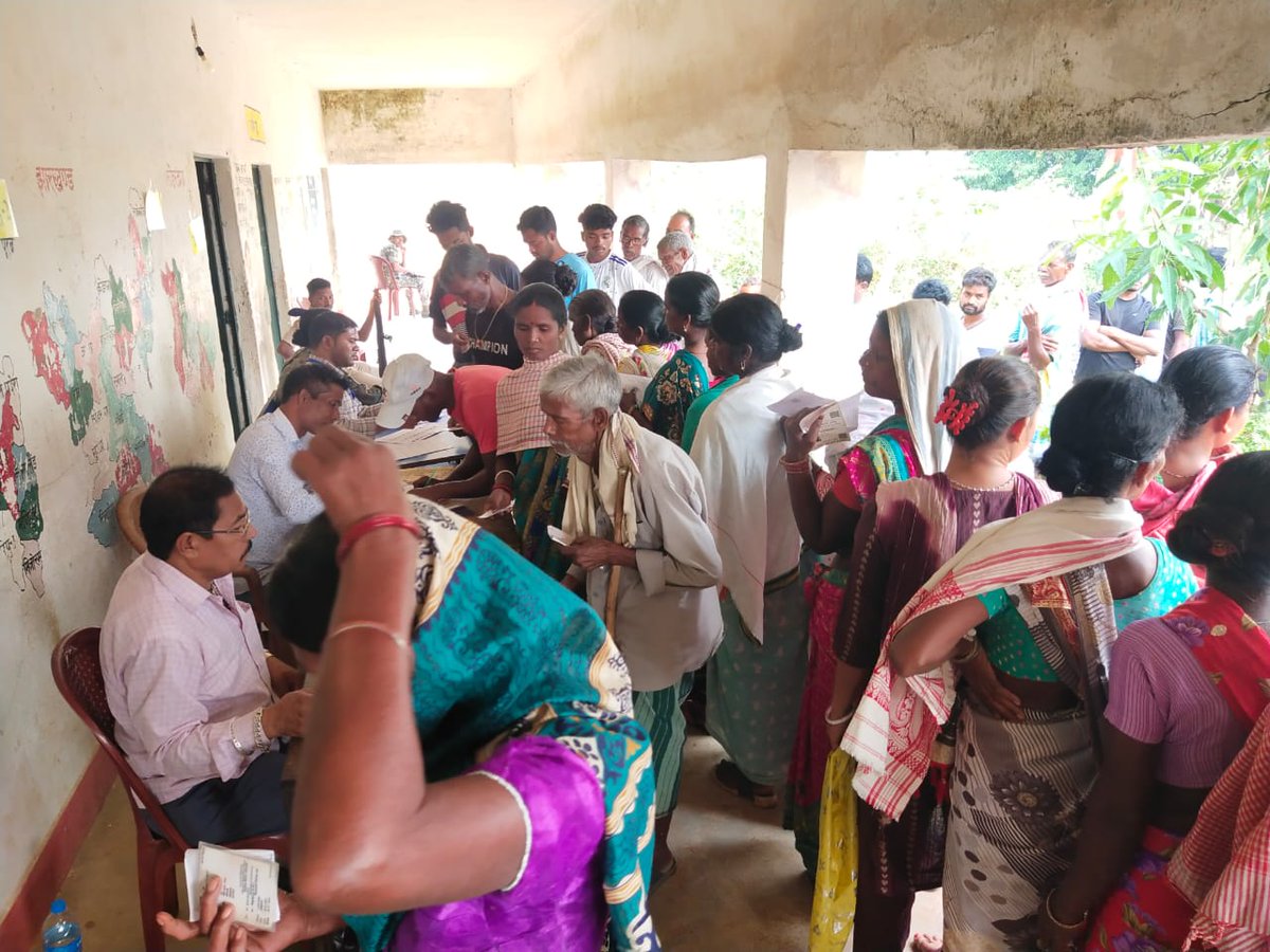 लोहरदगा जिला में मतदान के लिए उमड़ रही है मतदाताओं की भारी भीड़। 
तस्वीर : सदर प्रखंड का आदर्श बूथ संख्या 208
#isbardinbharmatdaan 
#ChunavKaParv 
#DeshKaGarv 
#LokSabhaElection2024 
Ceo Jharkhand 
Election Commission of India