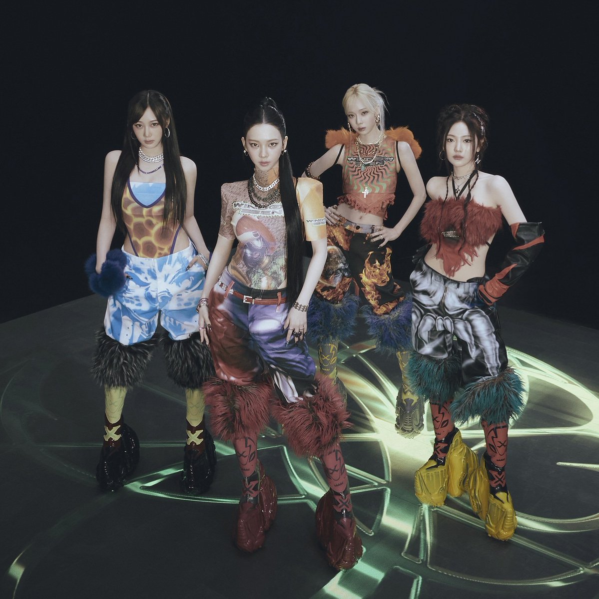 ㅤ
experience the infinite allure of the universe as aespa unveils their captivating 'supernova' music video, as the girls embark on a cosmic odyssey through mesmerizing visuals and enchanting melodies.

🖇️  youtu.be/phuiiNCxRMg
ㅤ