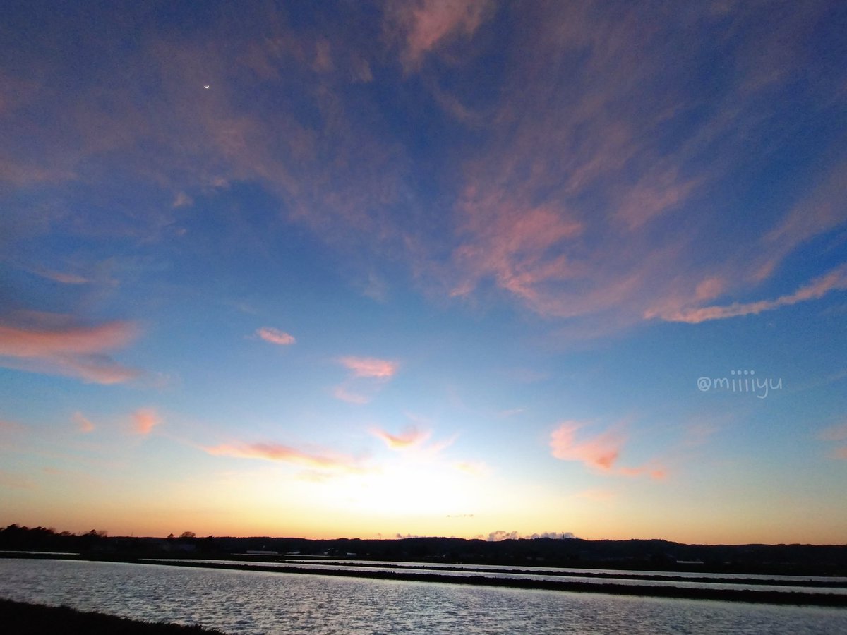 ...♪*ﾟ 今日お休みだった！ ゆっくり出来た！ 空見れた！ 明日もがんばるがんばれ！ 今日の空、キレイだった☺️