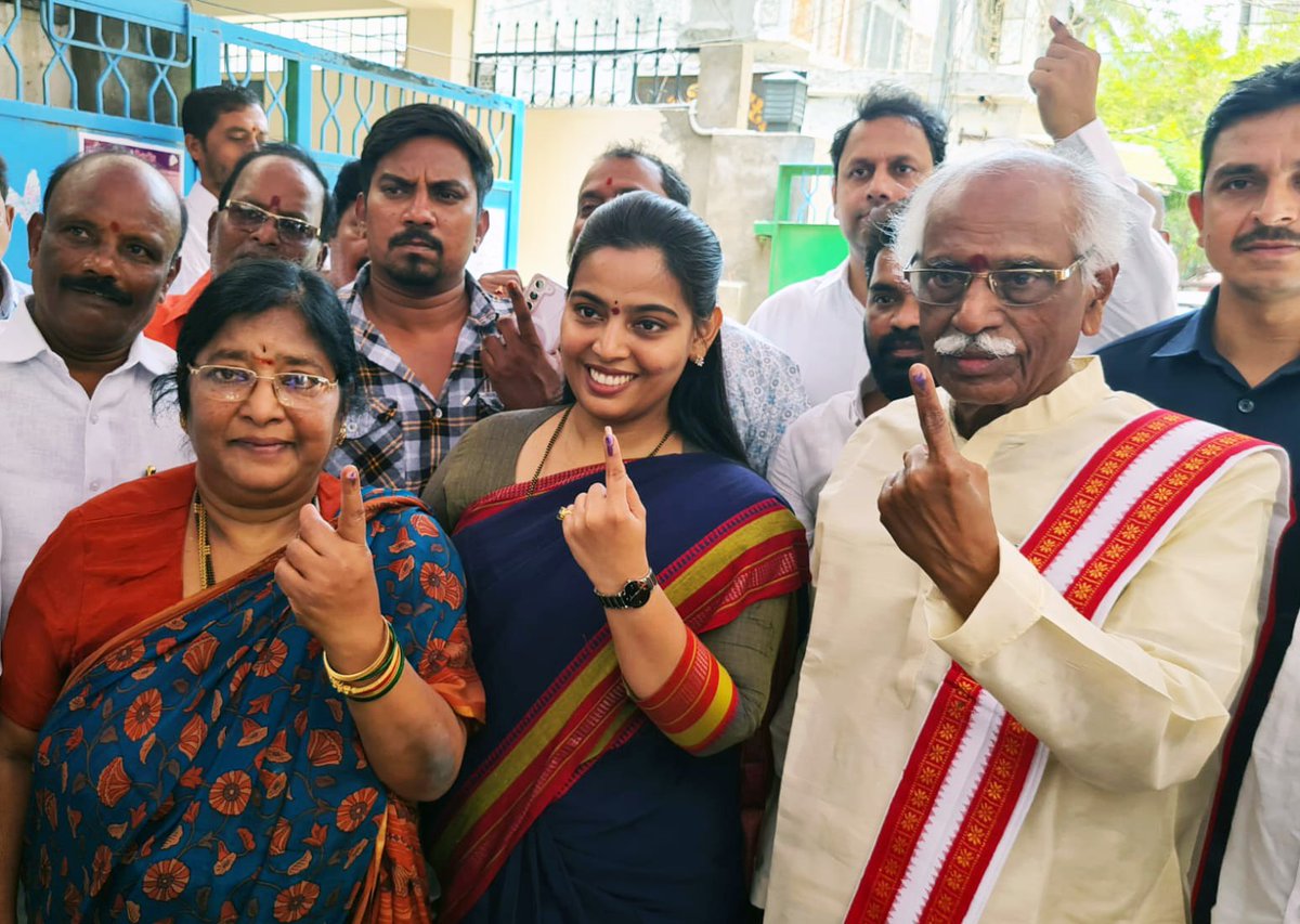 राज्यपाल श्री @Dattatreya ने लोकसभा चुनाव के अवसर पर आज अपने परिवार के सदस्यों के साथ मतदान केन्द्र संख्या 232, जे.वी. हाई स्कूल, रामनगर, हैदराबाद में मतदान किया। उन्होंने प्रत्येक नागरिक को चुनाव के पर्व में मतदान कर देश के गौरव को बढ़ाने का आह्वान किया।
