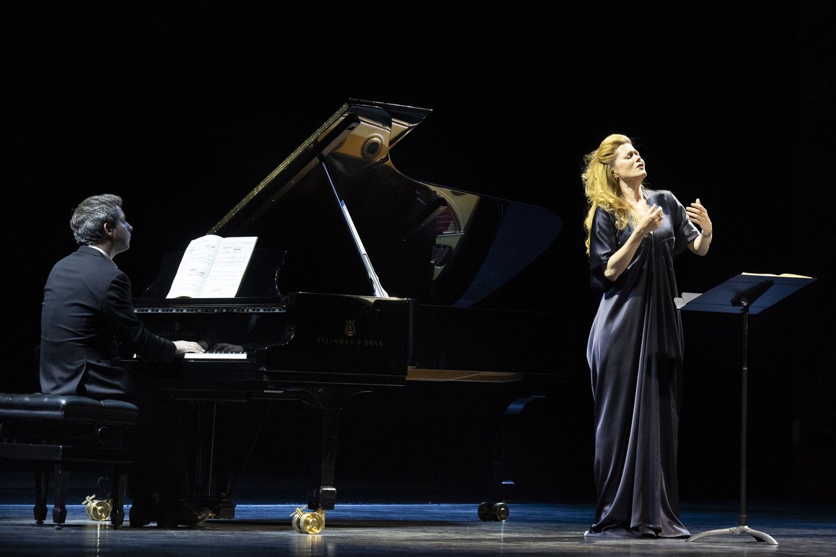Some photos of Saturday's concert and debut at the #TeatroSanCarlo by soprano @HanniganBarbara whose richly nuanced and enchanting voice, accompanied by the talented pianist @ChamayouB , gave us a magnetic and emotional performance.