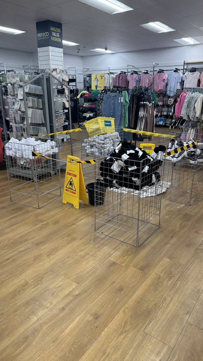 keepachris's tweet image. One thing @Poundland and @ManUtd have in common.... #LeakyRoof