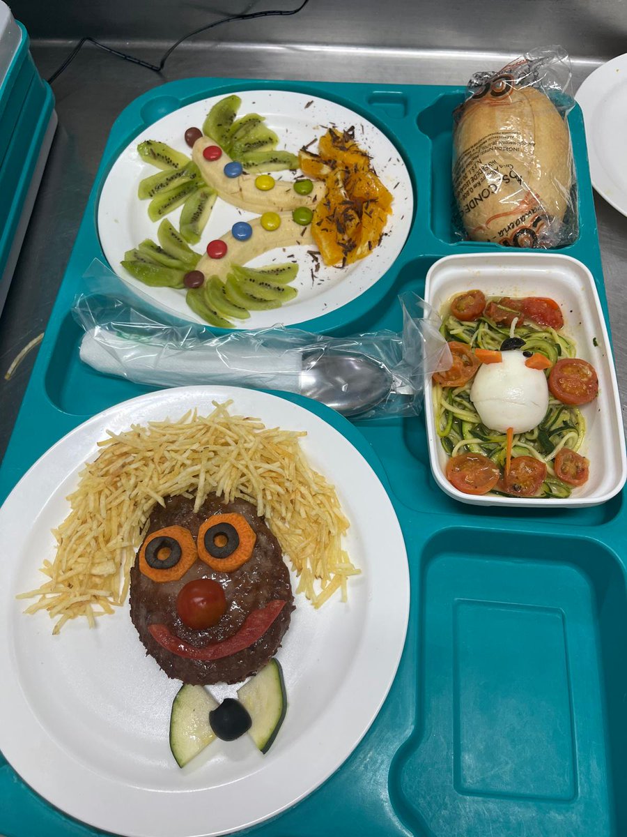 AreaSaludMerida's tweet image. 📢 Hoy, 13 de Mayo, es el día del niño hospitalizado.

➡ Desde la cocina del Hospital de Mérida, han salido estos platos tan originales para hacer mas amena la estancia de los mas pequeños.

👉 Gracias a la colaboración de la alumna de practica de @eshaex

@saludEXT