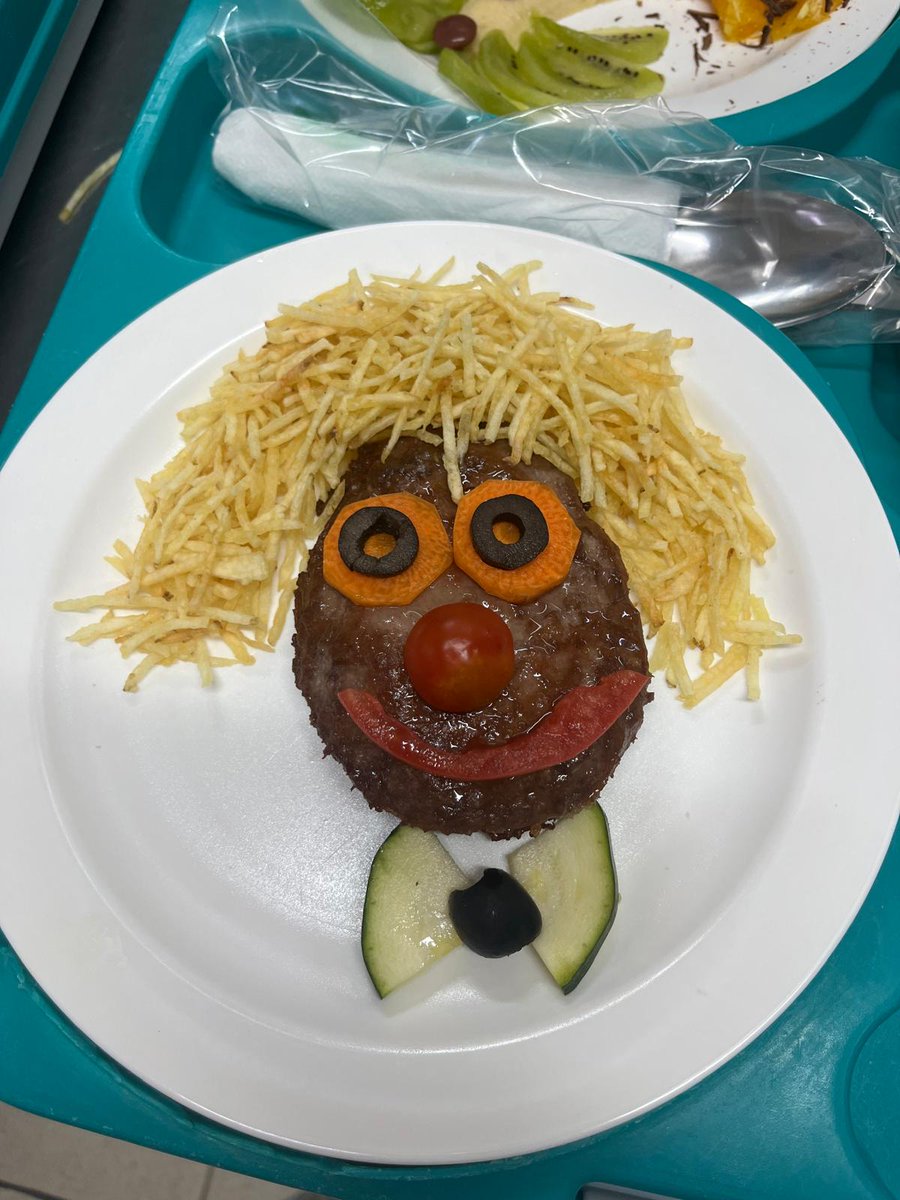 AreaSaludMerida's tweet image. 📢 Hoy, 13 de Mayo, es el día del niño hospitalizado.

➡ Desde la cocina del Hospital de Mérida, han salido estos platos tan originales para hacer mas amena la estancia de los mas pequeños.

👉 Gracias a la colaboración de la alumna de practica de @eshaex

@saludEXT