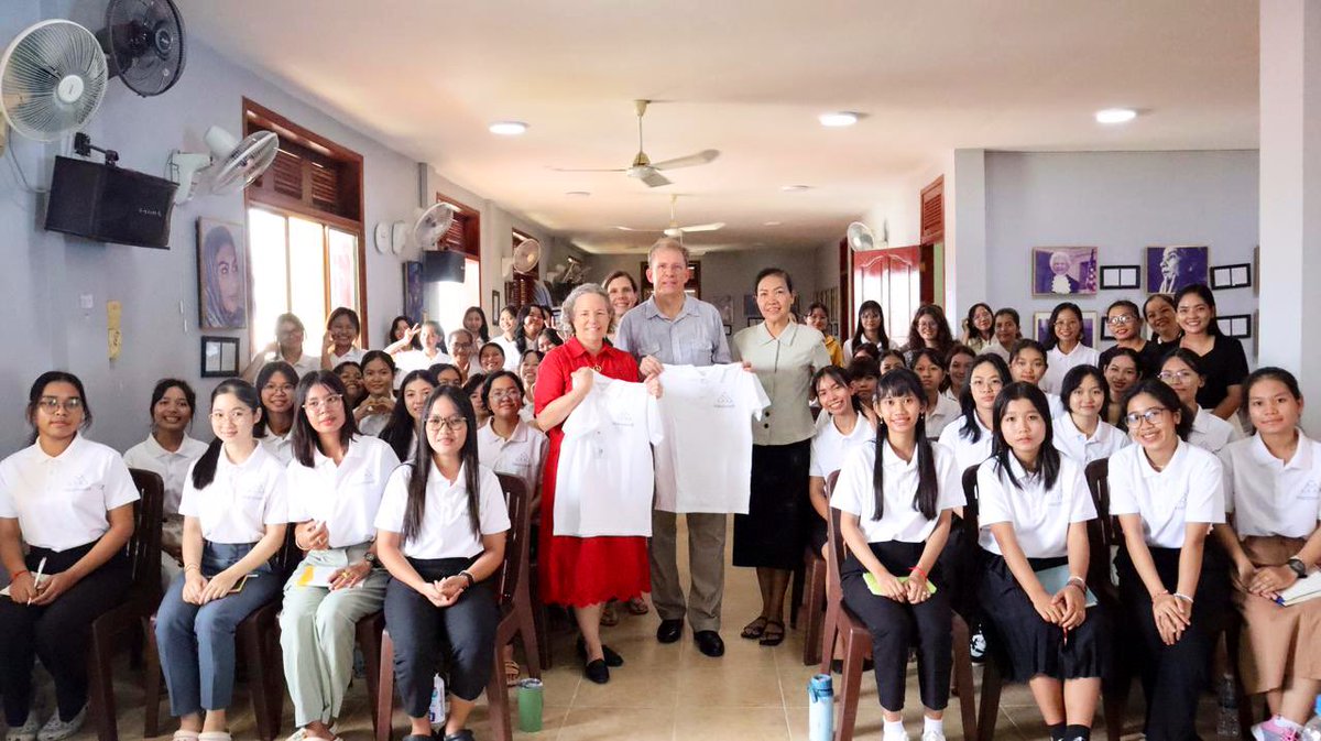 It was a lot of fun to drop by @Harpswell_Now and engage with 70 terrific young women university students from across Cambodia’s provinces. They asked great questions about 🇺🇸- 🇰🇭 bilateral relations, education, diplomacy, gender equality, and leadership.