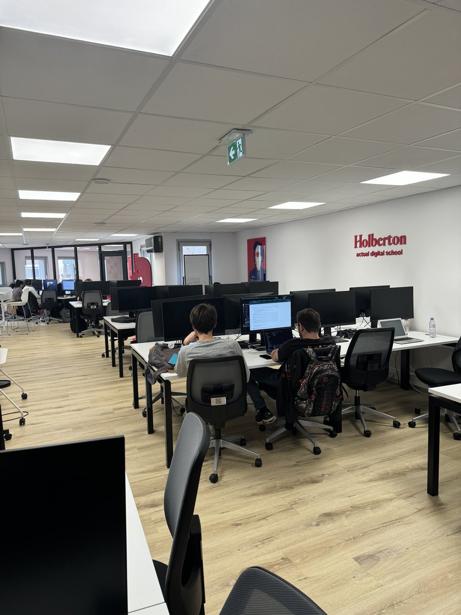 Ce matin, avec @Skaldito nous étions sur place en visite des locaux de l’Actual Digital School @HolbertonFRA 🧑‍💻 Un joli et paisible espace de travail local à Thonon pour accompagner au mieux les étudiants 🥰