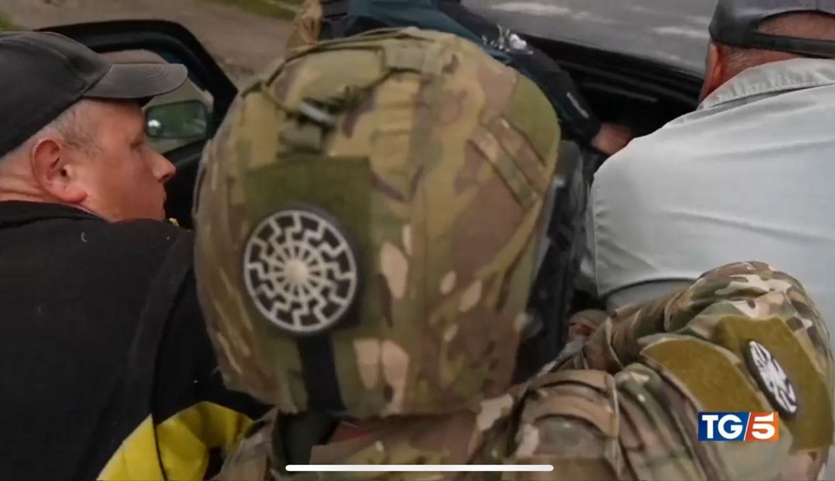 12 maggio... Interessante questo fotogramma dal #TG5 delle 20:00. In molti non sanno cosa sia il simbolo che si vede sull'elmetto e sulla divisa di questo soldato ucraino. Si tratta del “SOLE NERO”, uno dei simboli inequivocabili del #NAZISMO. Perché dobbiamo continuare a ⤵️