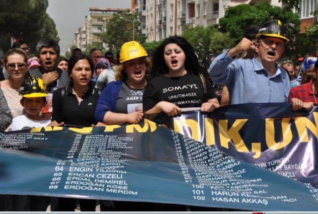 Toprak altından çıkarılıp yine toprak altına veriliyorsun. Maden işçisinin yüzündeki kömür karası şerefi ve alın teridir.. Ya onları öldürenlerin yüzlerindeki kara? 301 maden işçisi kardeşimizin yitip gittiği SOMA KATLİAMININ 10. yılı bugün. #SomaKatliamı #somaiçinadalet