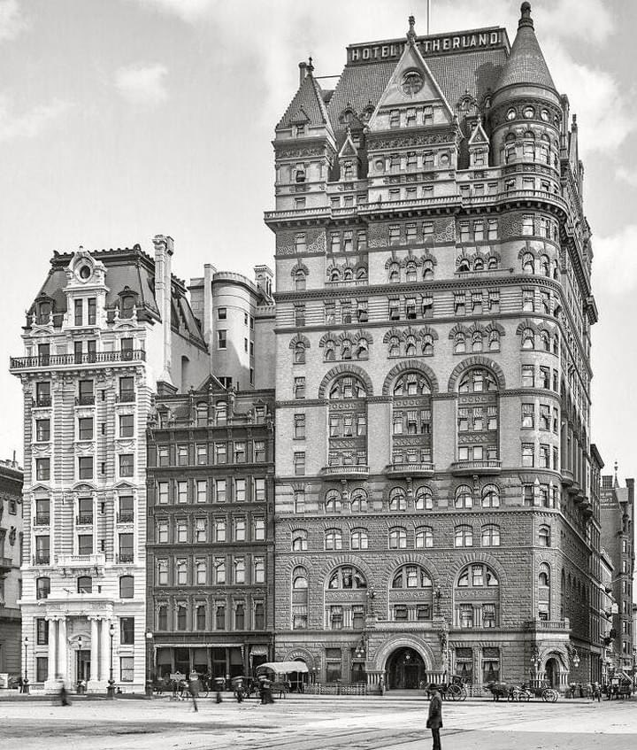 Hotel Netherland in NYC
Photographed in i905, demolished In i927.