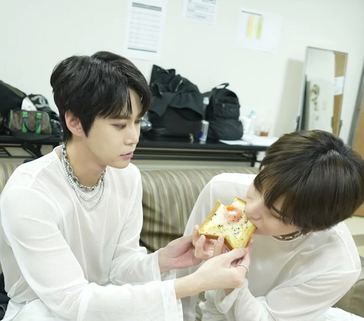 จองอูมองแล้วมองอีก 555555 ขอกิงคำนึง น่ารัก