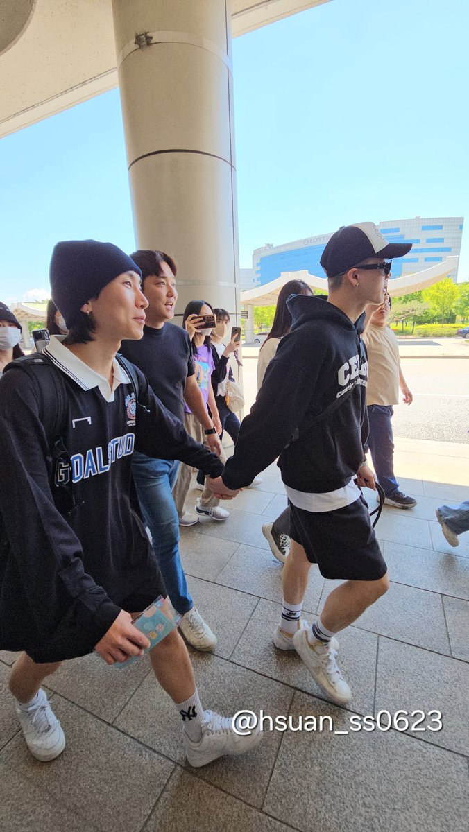 お手手繋いでるのかわいすぎです