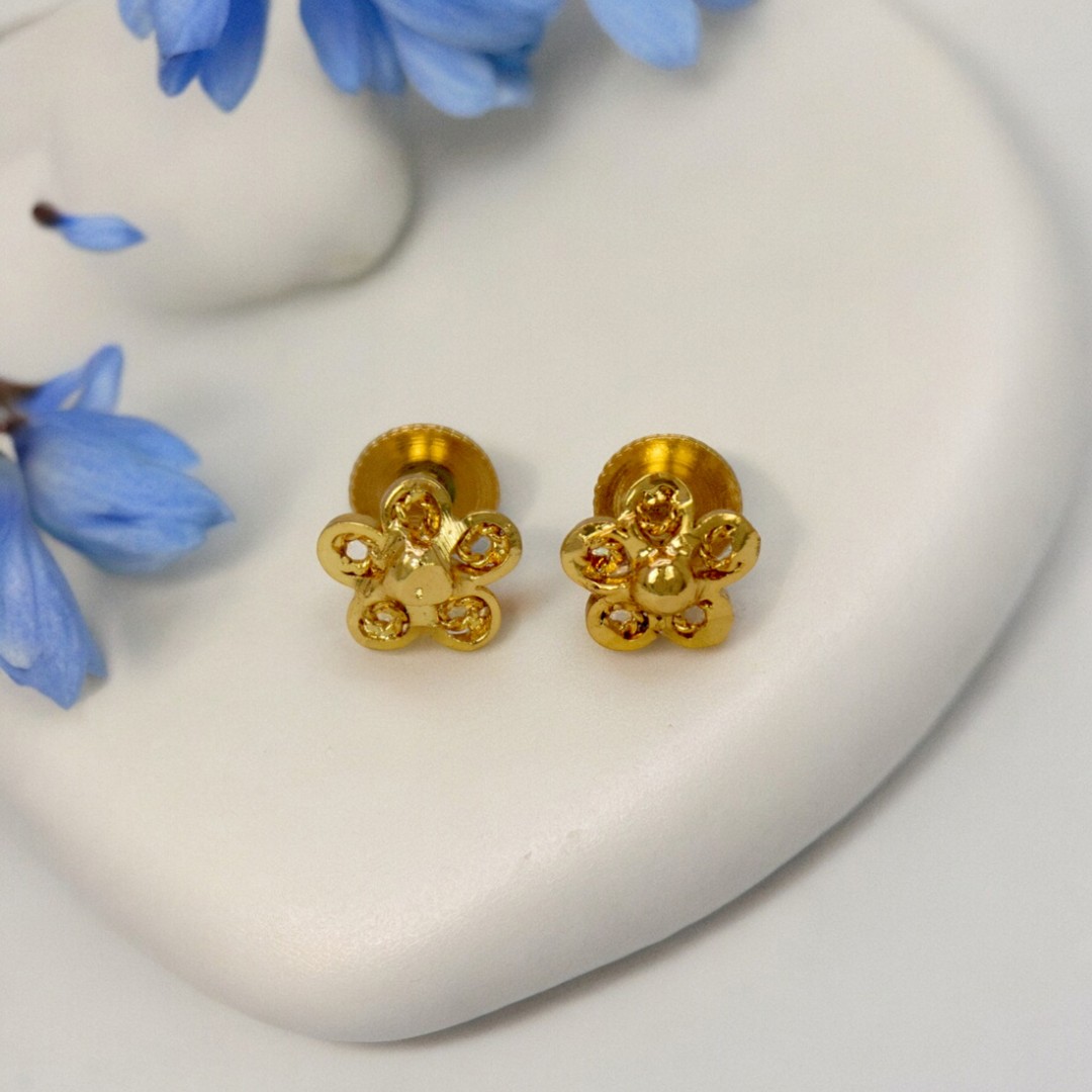 #Goldplated #studearrings from #KollamSupreme!
.
#goldplatedjewellery #imitationjewellery #fashionjewellery #fashion #jewellery #jewelry #giftideas #ootd #deals #studearring #goldplatedearrings #earrings #earstuds #floralstuds #casualearring #dailywear #onlineshopping