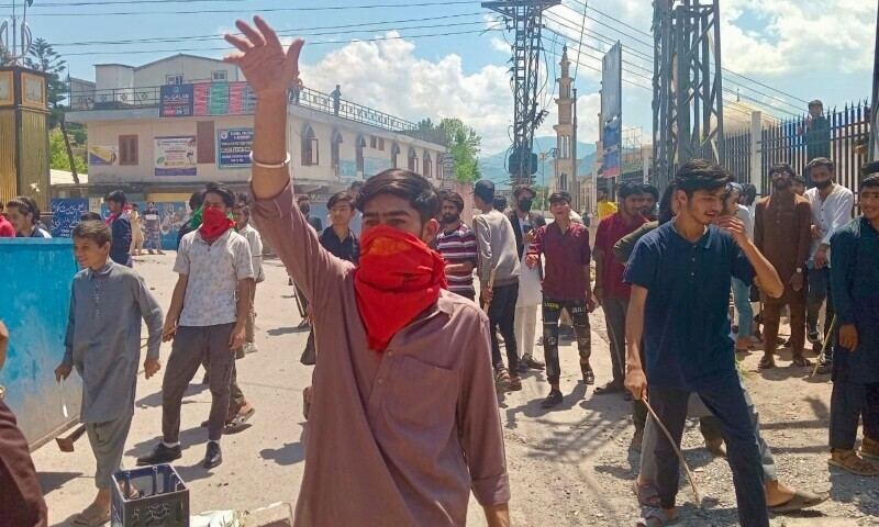 Violent clashes erupt in Azad Jammu and Kashmir as police clash with rights activists during a wheel-jam and shutter-down strike. One police official dead, over 90 injured. #AJK #Clashes #RightsMovement #Violence #Azad_kashmir #Pakistan #PoK