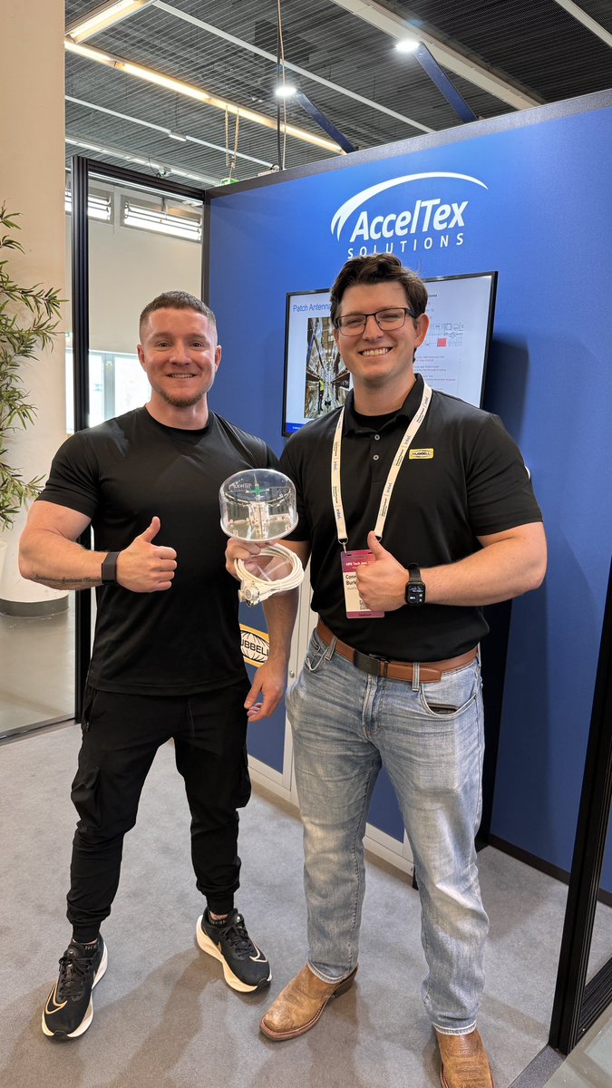 Check out this super cool clear external antenna from <a href="/AccelTex/">AccelTex Solutions</a> at the <a href="/HPE_Aruba_NETW/">HPE Aruba Networking</a> Tech Jam 🍇