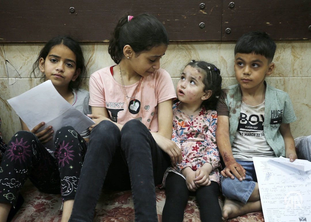 Resiliencia son estos niños y niñas de Gaza estudiando mientras esperan a ser atendidos en un hospital tras un bombardeo. Ashraf Amra