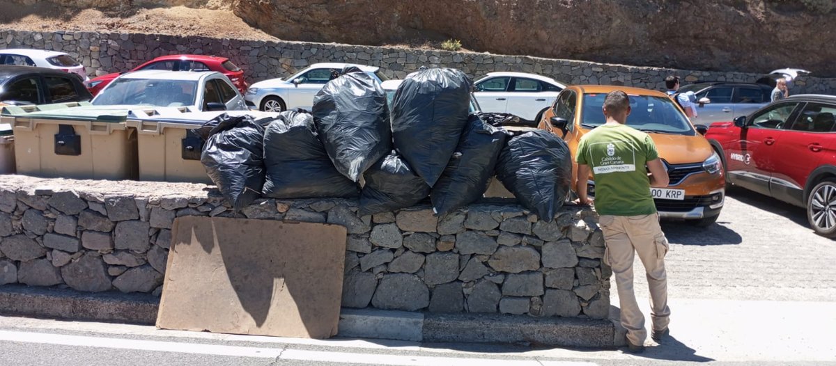 🔴La preservación de los espacios naturales de la isla es tarea de tod@s🔴

🚯Realizamos una actuación contra la basura que dejan las personas que visitan el Roque Nublo. Toallitas, servilletas y envases forman la ‘basuraleza’ que abandonan algunos de las visitantes.
