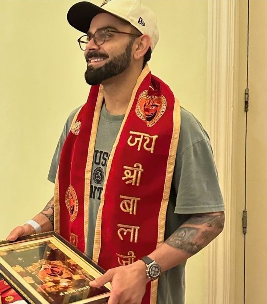 Virat Kohli with the scarf and photo frame of Shree Balaji gifted by priests of Shree Salasar Balaji Dham temple. 🙏❤️