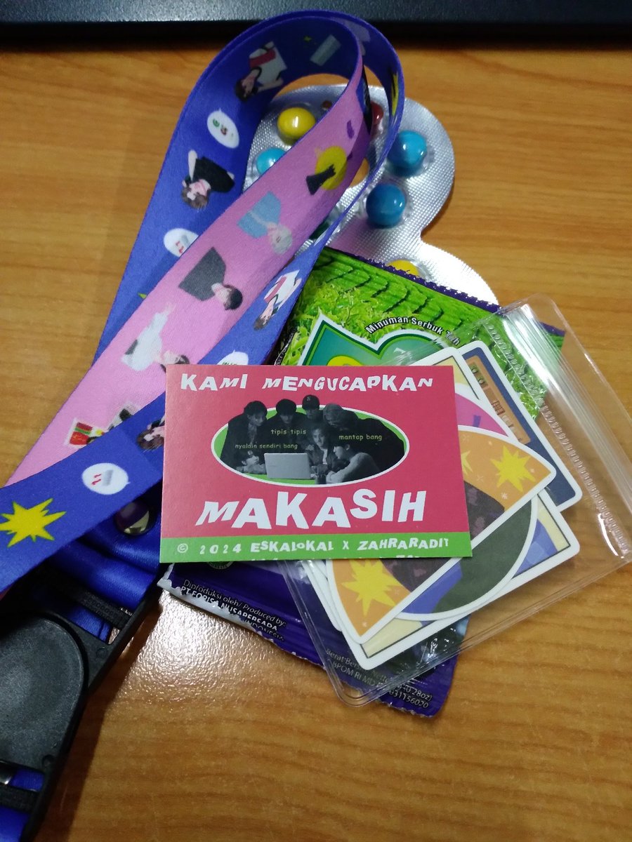 Wihhhh dapet paket dari @eskalokal 💌💌 Aku sangka Bang Bayu ngirim cincin, deg-deg an bangettzz 😔 Ternyata isi lanyard untuk menggantung beban kerja budak duit ❤️‍🔥 Thankies admin, luv u 🤟