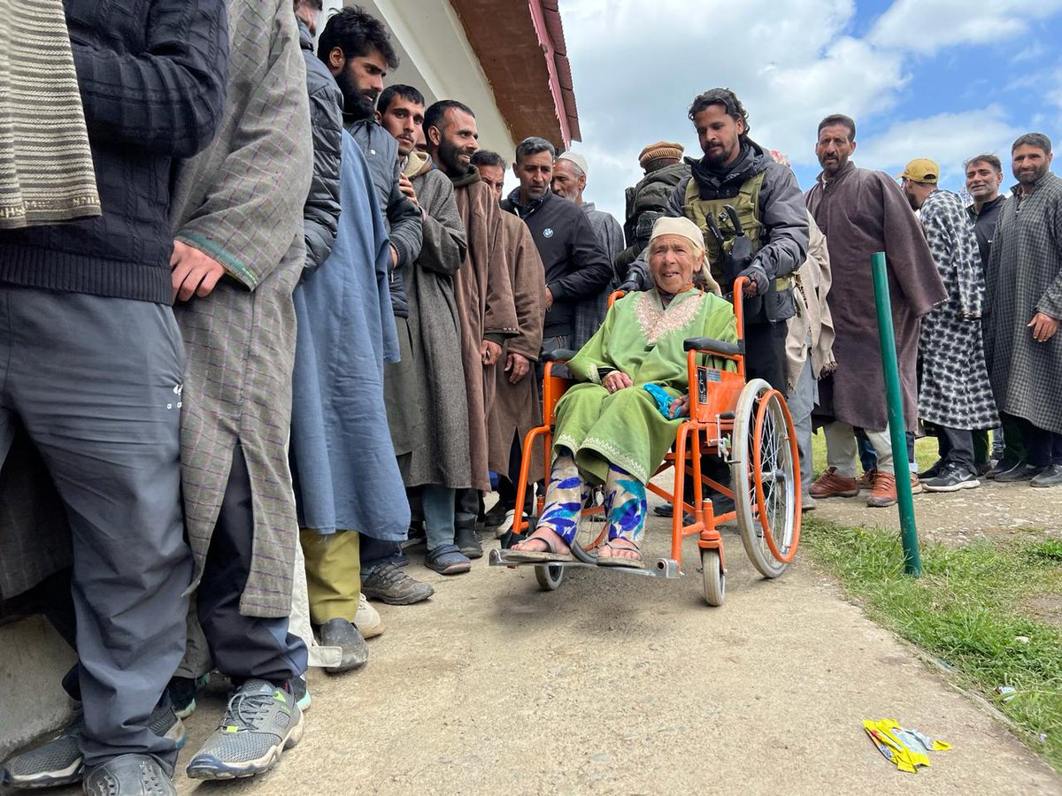 A women PwD voter, heading to the polling booth to exercise her right to vote in the Shopian district of the Srinagar Parliamentary Constituency. #LokSabaElections2024 #ChunavKaParv #DeshKaGarv
