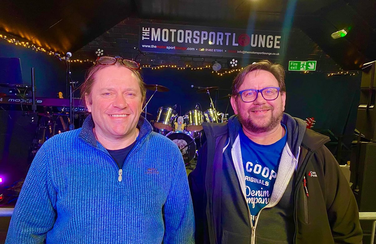 _Queenesque's tweet image. Here’s our new bassist, Chris with Dan. Our previous bassist.
Friends Will Be Friends, as the song goes!
@OIQFC @shanesqueensite