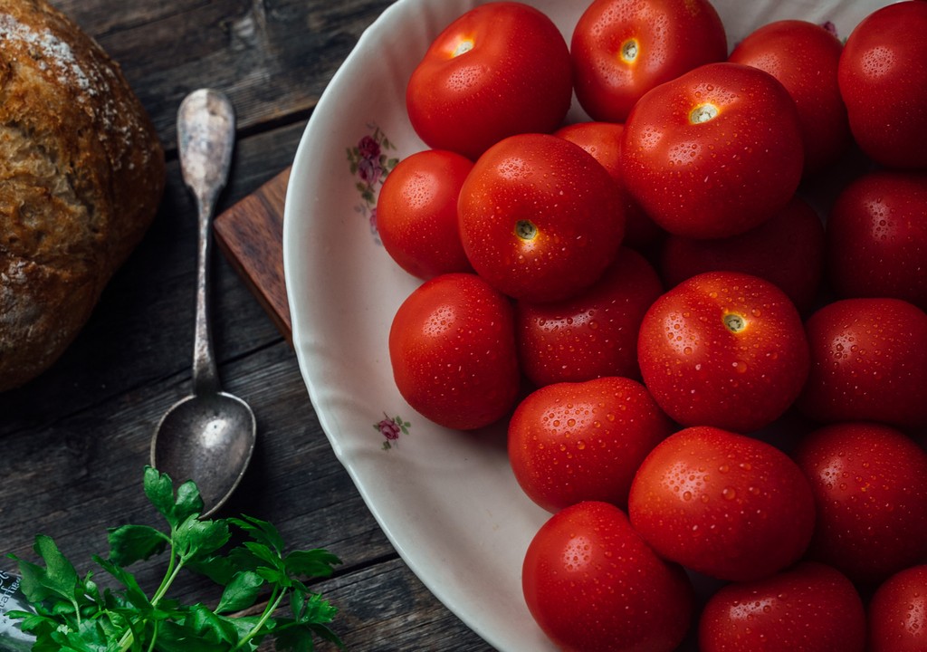 Nyt vietetään valtakunnallista tomaattiviikkoa! 🍅 Suomessa tomaatteja viljelee n. 200 kasvihuoneyritystä. Satokausi on parhaimmillaan juuri nyt, ja tänä kesänä saadaan jälleen nauttia upean runsaasta tomaattisadosta. Lue lisää ja nappaa parhaat reseptit: kauppapuutarhaliitto.fi/nyt-vietetaan-…