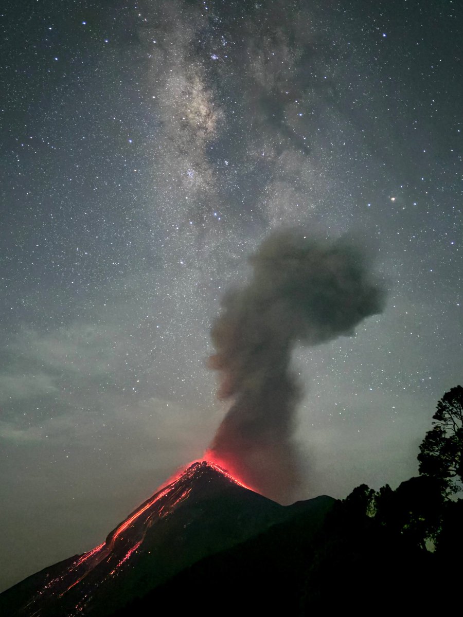 La via láctea junto al volcan de fuego en Guatemala.