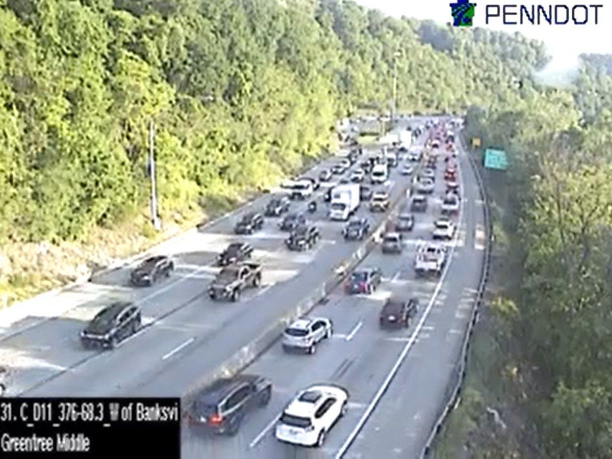 an earlier disabled vehicle blocked the outbound left lane of the Parkway West between Greentree and Carnegie.  The vehicle is gone, but delays remain back before the 51 on ramp to Carnegie. #KDKAradioTraffic