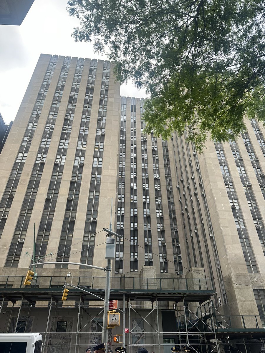 Good morning from Manhattan criminal court, where Trump’s trial is set to resume. It’s a big day: Michael Cohen—the former “fixer” at the center of the events underlying Trump’s charges—is set to testify. I’m here for @lawfare alongside @TylerMcBrien. Follow along 🧵⬇️