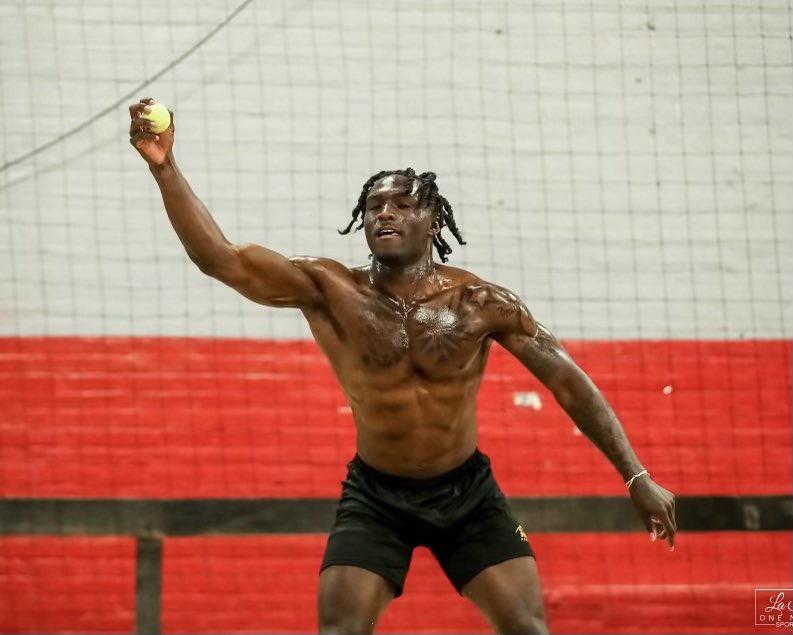 Saturday morning sandpit workout…you’re either getting better or you’re getting worse! @rlyquise ⚫️🏈🟡 #HeightsFootball #HeightsBlueprint