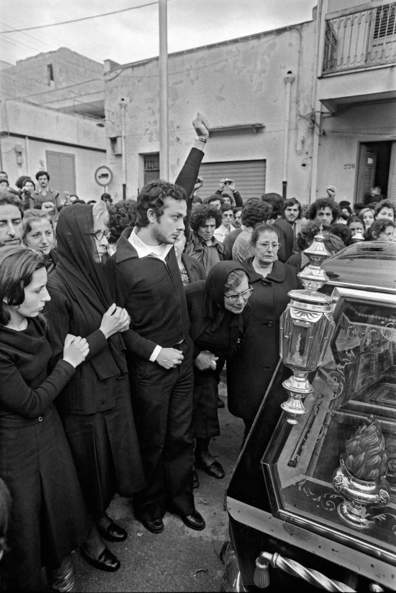 Sangre y muerte en #Palermo: el retrato de la 'guerra civil' de la mafia siciliana. Una exposición del @iicmadrid rinde homenaje a los fotógrafos que retrataron los crudos años 70, 80 y 90 en la isla @photoespana. Por @mcantudito elespanol.com/el-cultural/ar…