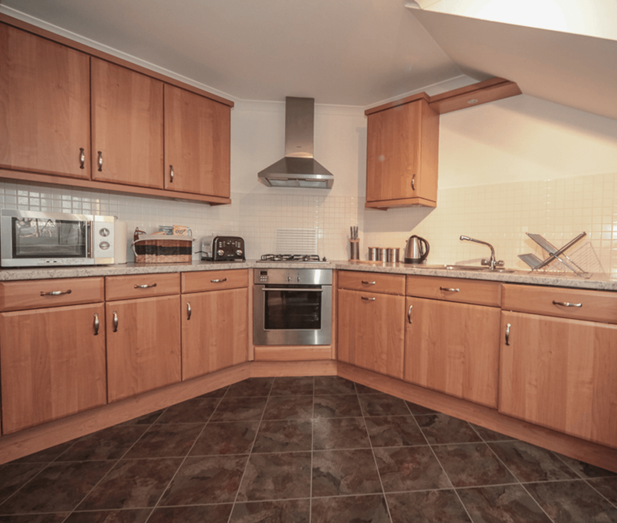Did we say full size kitchen? Yes we did indeed! All of our serviced apartments come with fully fitted kitchens, some even with exceptionally spacious ones, just like this corporate accommodation in #Aberdeen! Book now +44 (0) 208 691 3920 #visitscotland urban-stay.co.uk/corporate-apar…