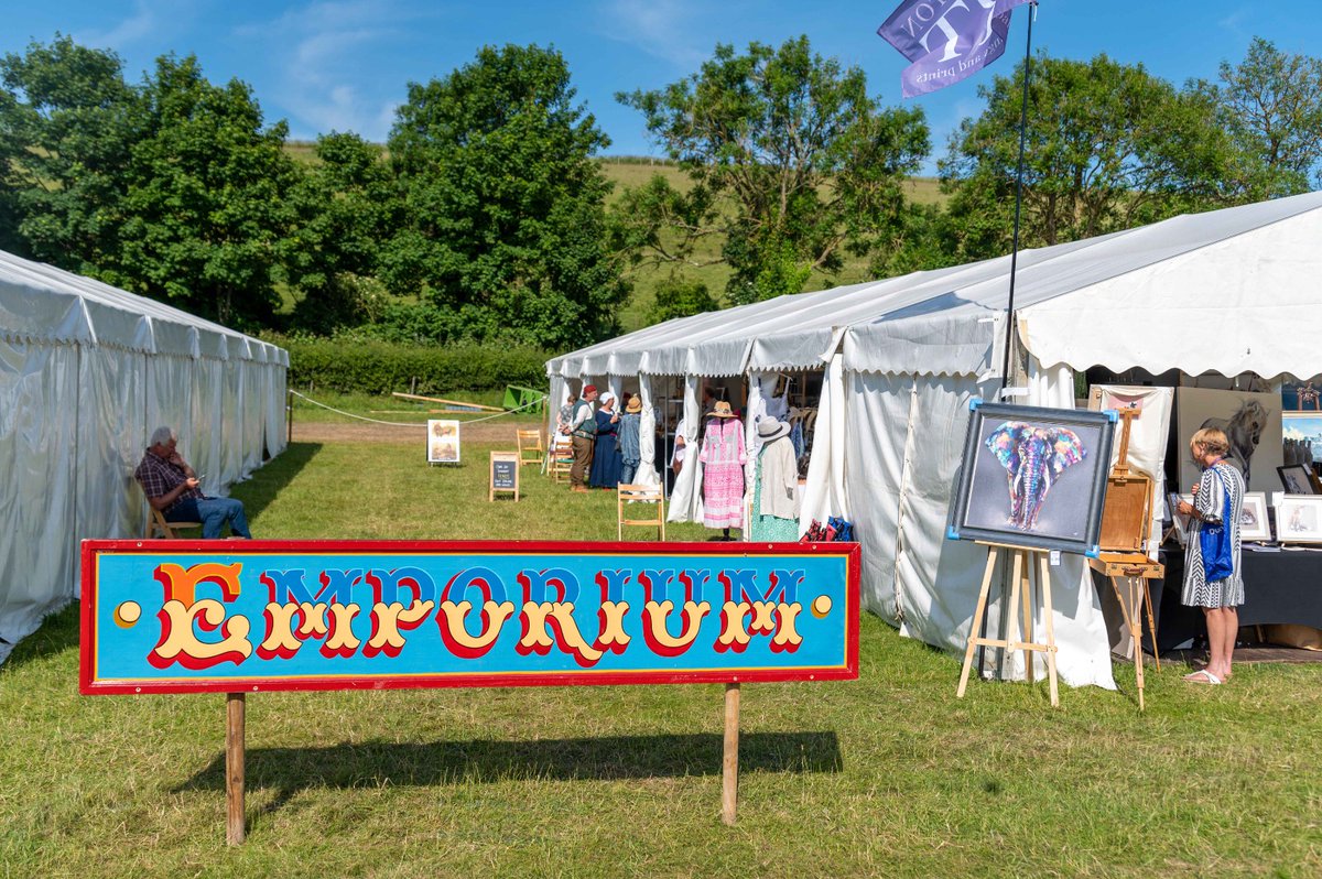 Indulge in retail therapy at our festival’s Emporium – come and explore a treasure trove of vintage clothing, handmade jewellery, stylish hats, unique gifts, paintings, fine spirits and so much more. Not forgetting the incredible @Waterstones book tent! chalkefestival.com/food-at-the-fe…