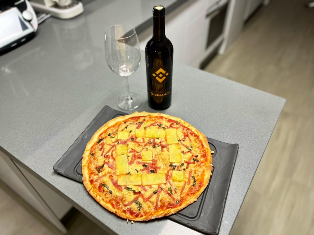 #Binance Pizza at its finest.  

Want to get your hands on a share of $2,000? Get involved in our #BinancePizza competition below!

📸 @JesuslVivas