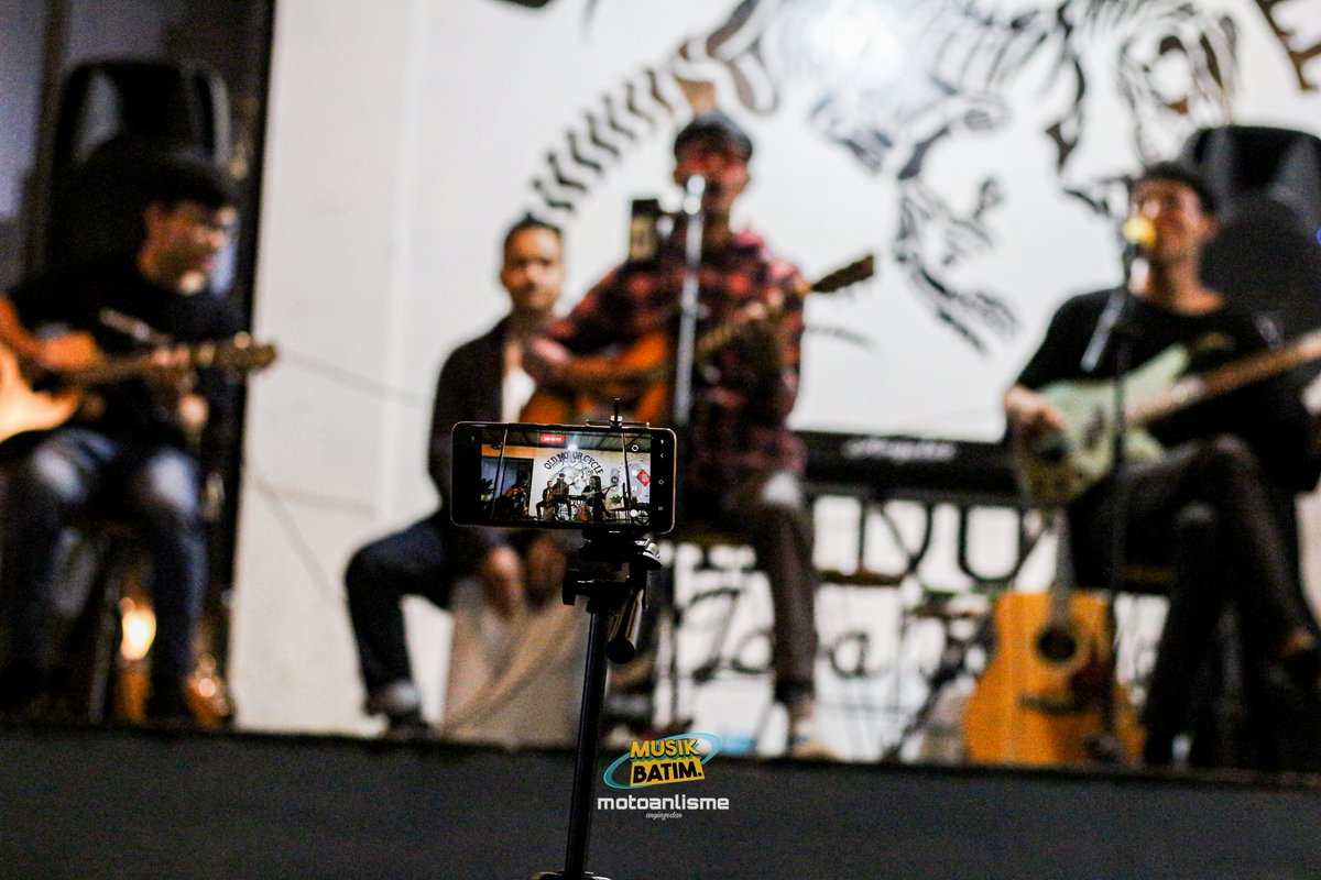 "Jajal Panggung #1" presented by Musik Batim

13/05/24
Photo Motoanlisme

#AThousandOfHope #ATOH #Poppunk #Easycore #indiemusic #Bandung #Bandungpoppunk #untukteman #menyerahmelangkah #terlalutinggi