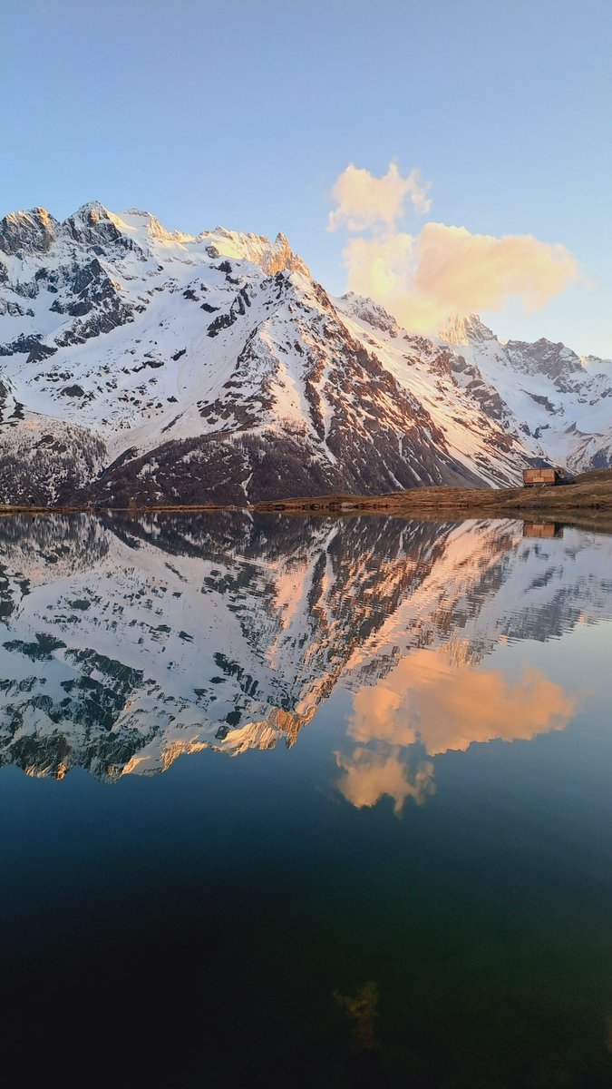 Reflets du massif des Écrins. Un instant magique et bref mais reste éternel. Bonne journée. 
#hautesalpes #villardarene #alpes #lac #montagne